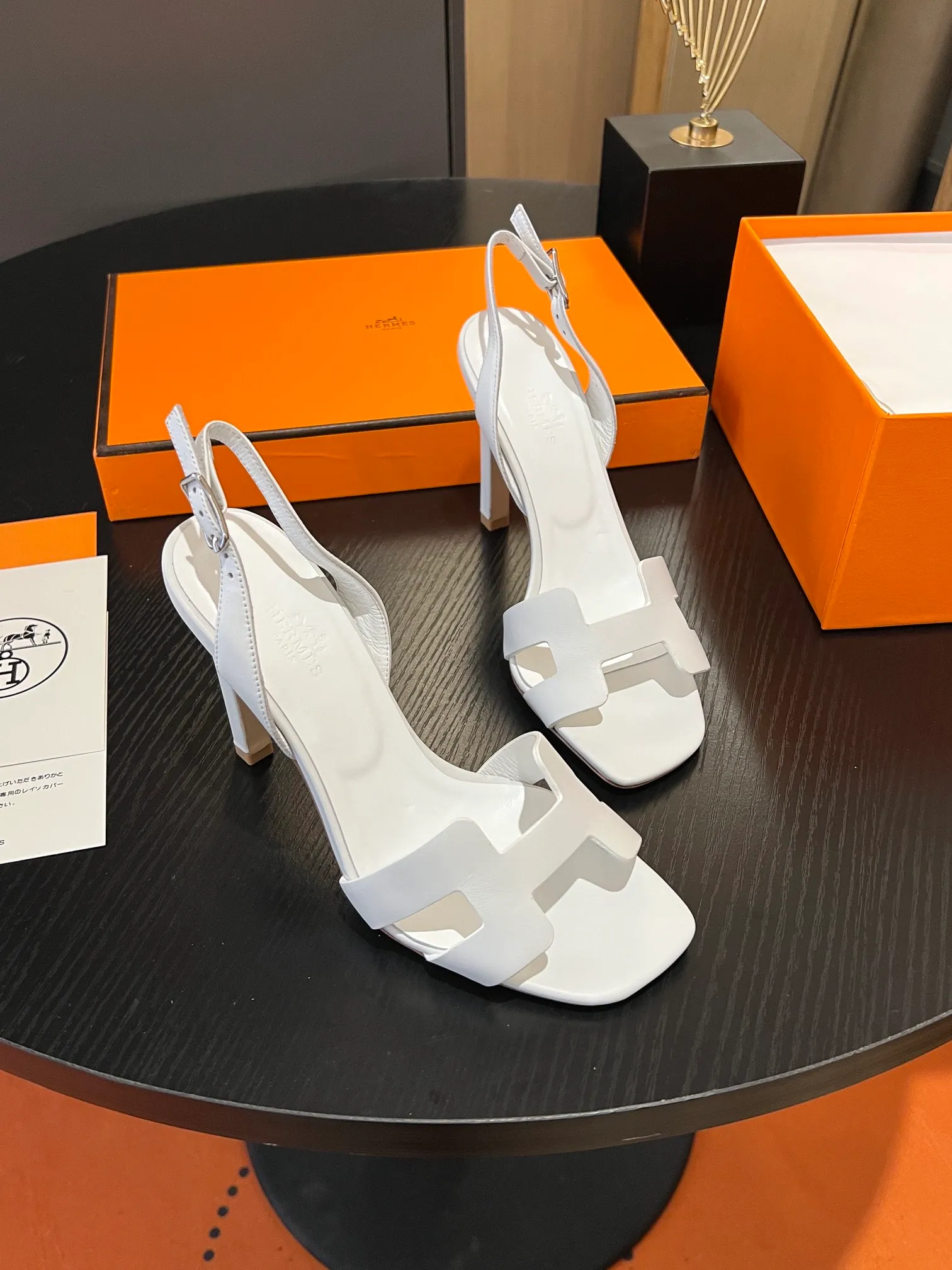 👟👟Ex-factory price 600👟👟Hermès 2023 high-heeled temperament sandals original customization! Counter synchronization! Hermès high heels have always been simple, fashionable and elegant! ! ! It can hold any style of wear, the height of 10.5cm is easy to control, and the feet feel comfortable and pressure-free! The classic and elegant style brings a sense of luxury to your feet! Highly recommended Material: Upper imported calfskin + mixed sheepskin lining Outsole: Italian genuine leather sole Size: 34-42 (34.41.42 customization is non-returnable and non-exchangeable)